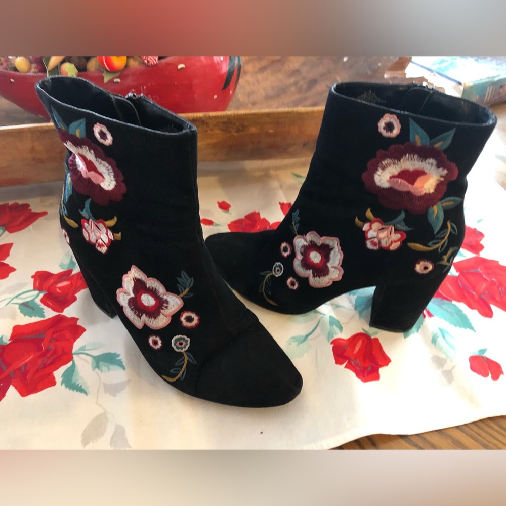 EXPRESS Embroidered Black Boots w/ Flowers  Size 6